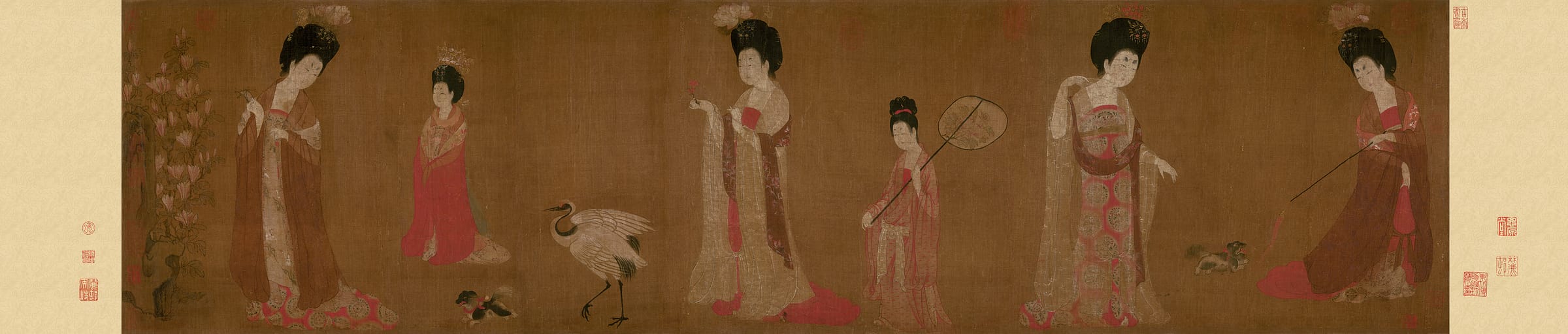 周昉《簪花仕女圖》，貴婦著透體大袖紗衫、訶子束胸、高髻簪花